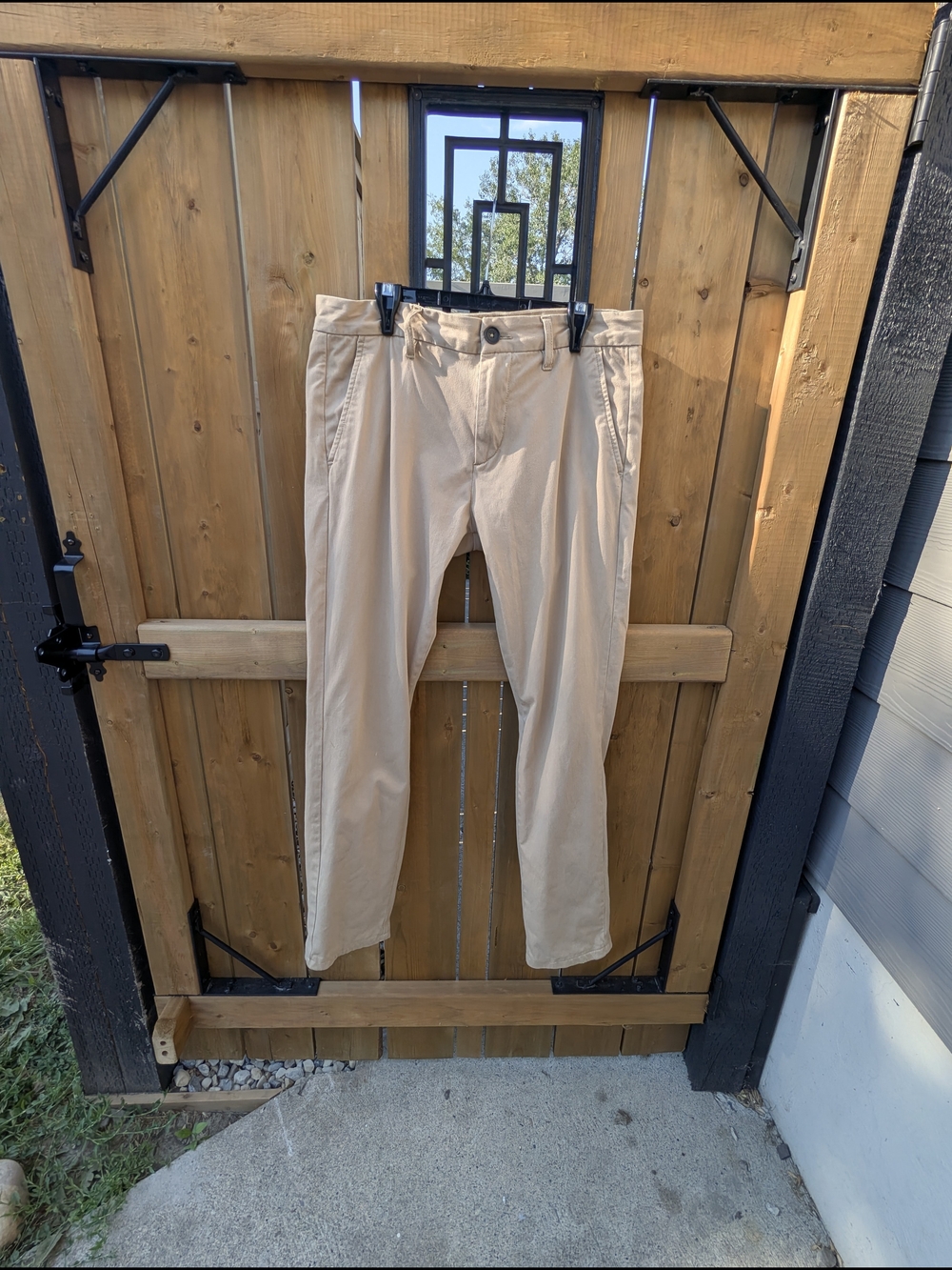 GUESS Myron Slim Fit Chinos 33 Tan Khakis Old Money Quiet Luxury Modern Prep - Picture 4 of 10